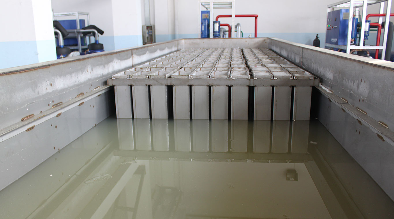 Brine refrigeration block ice machine