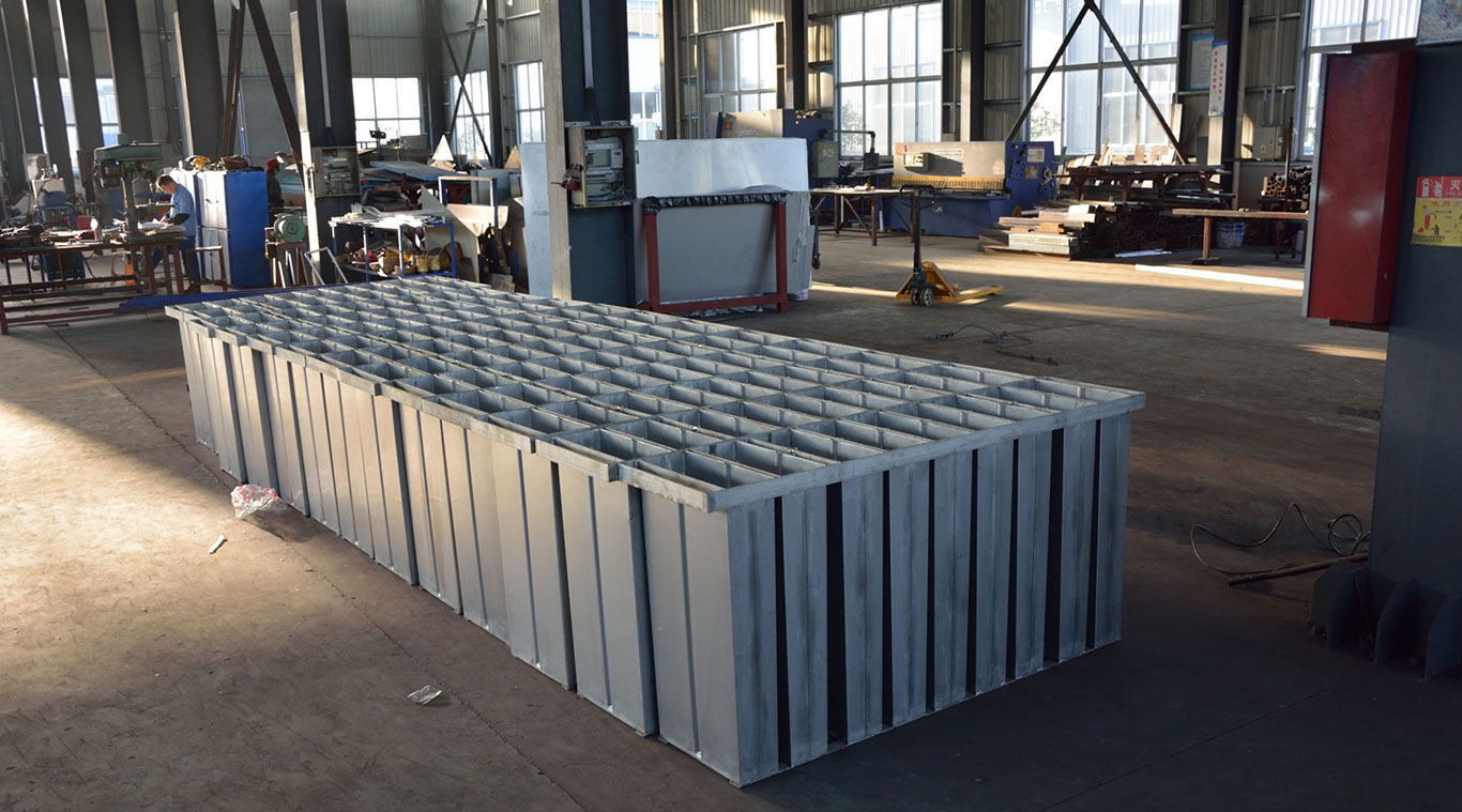 Brine refrigeration block ice machine