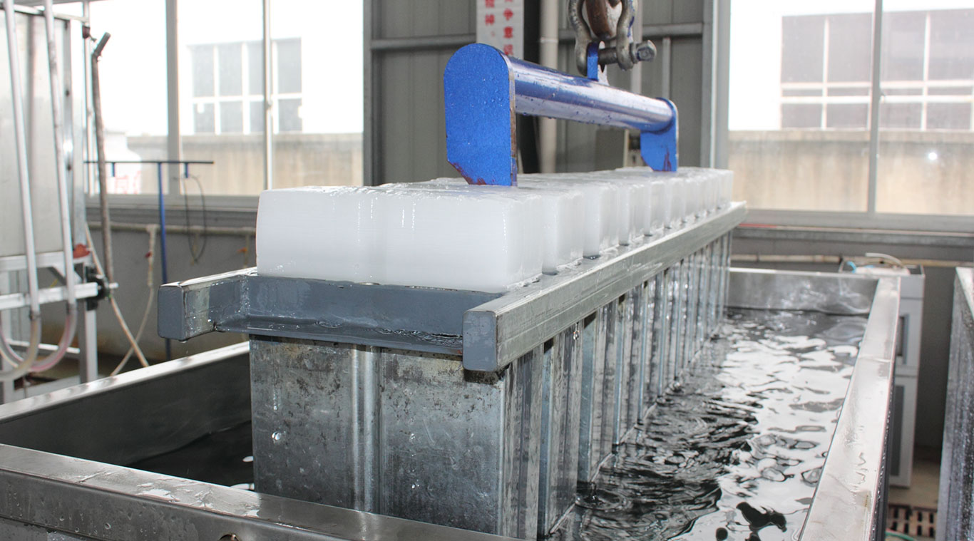 Brine refrigeration block ice machine