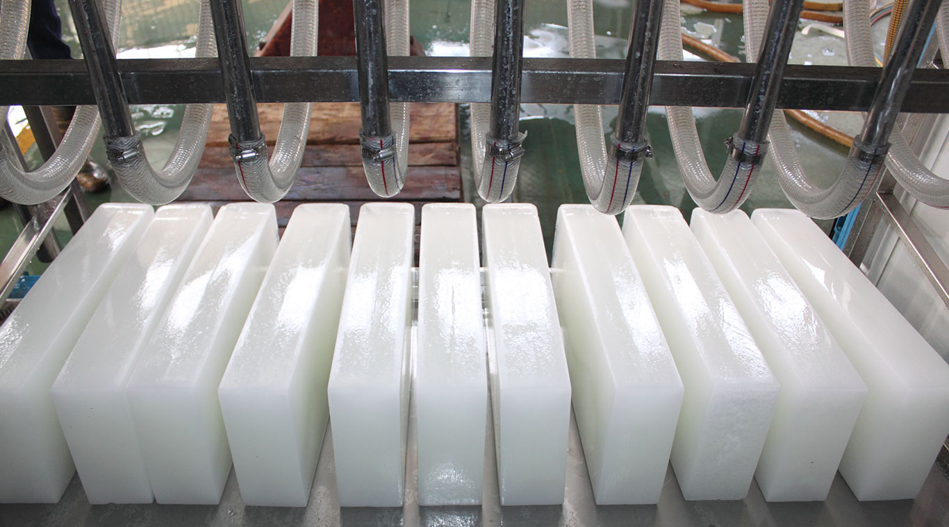 Containerized brine refrigeration block ice machine