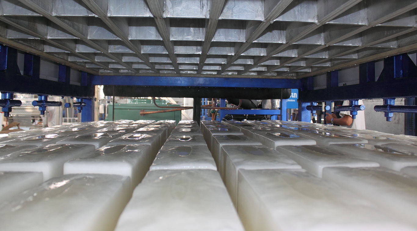 Direct refrigeration block ice machine