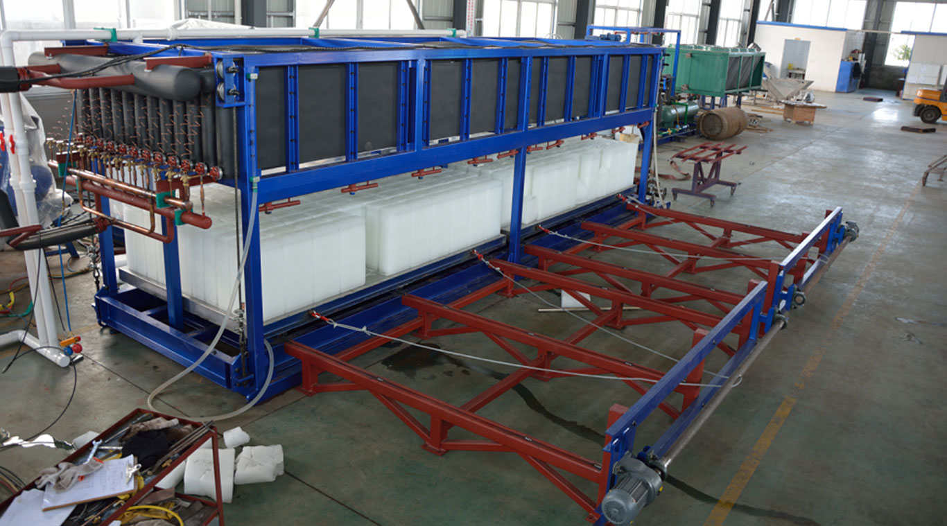 Direct refrigeration block ice machine