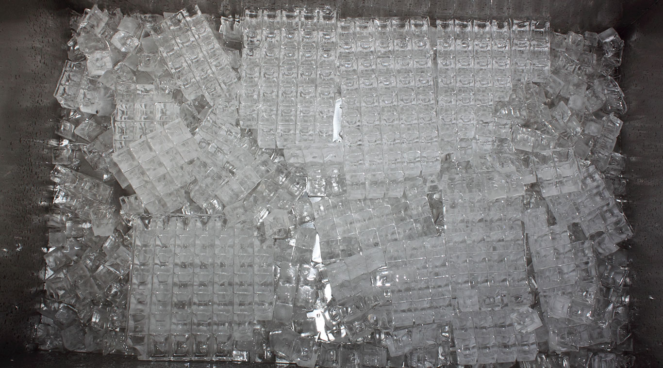 Large capacity cube ice machine