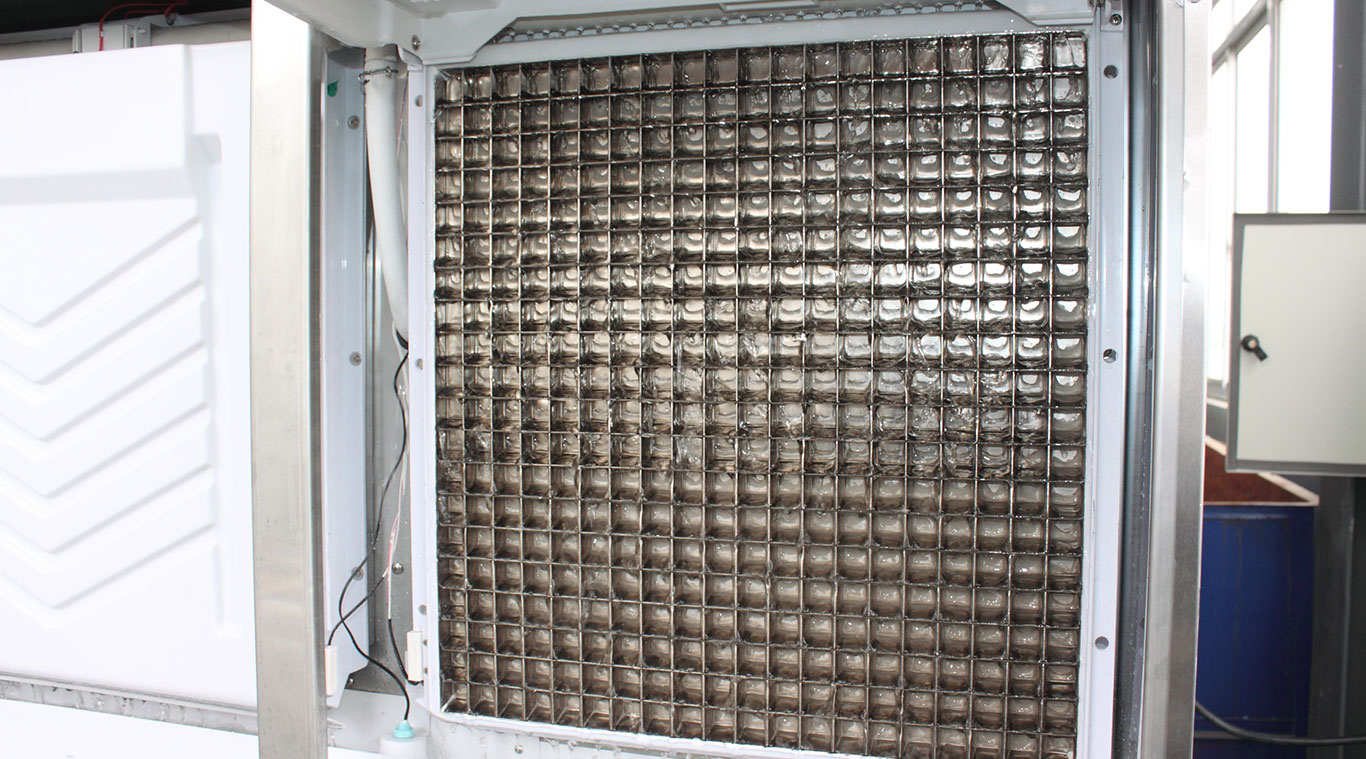 Large capacity cube ice machine