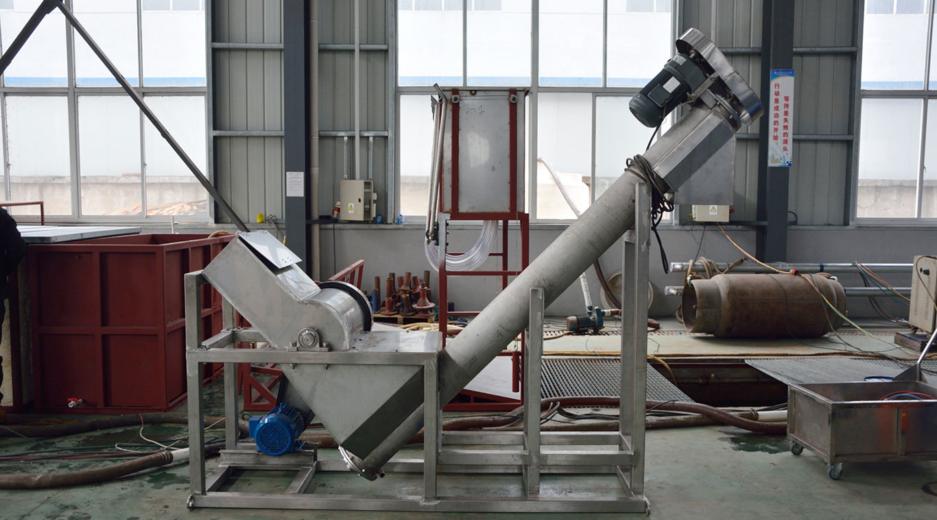 Screw conveying ice crusher