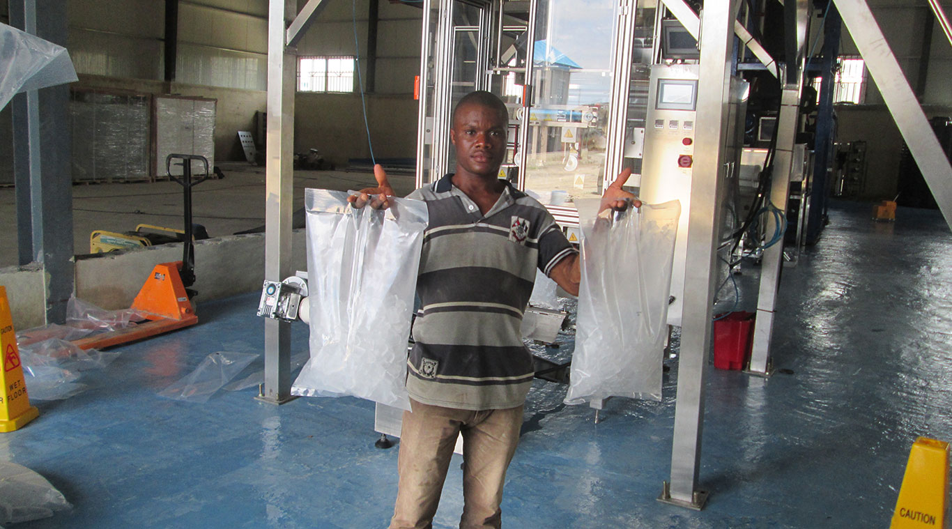 Fully-automatic ice packaging machine