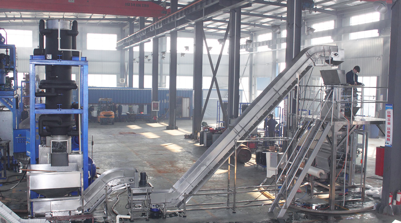 Fully-automatic ice packaging machine