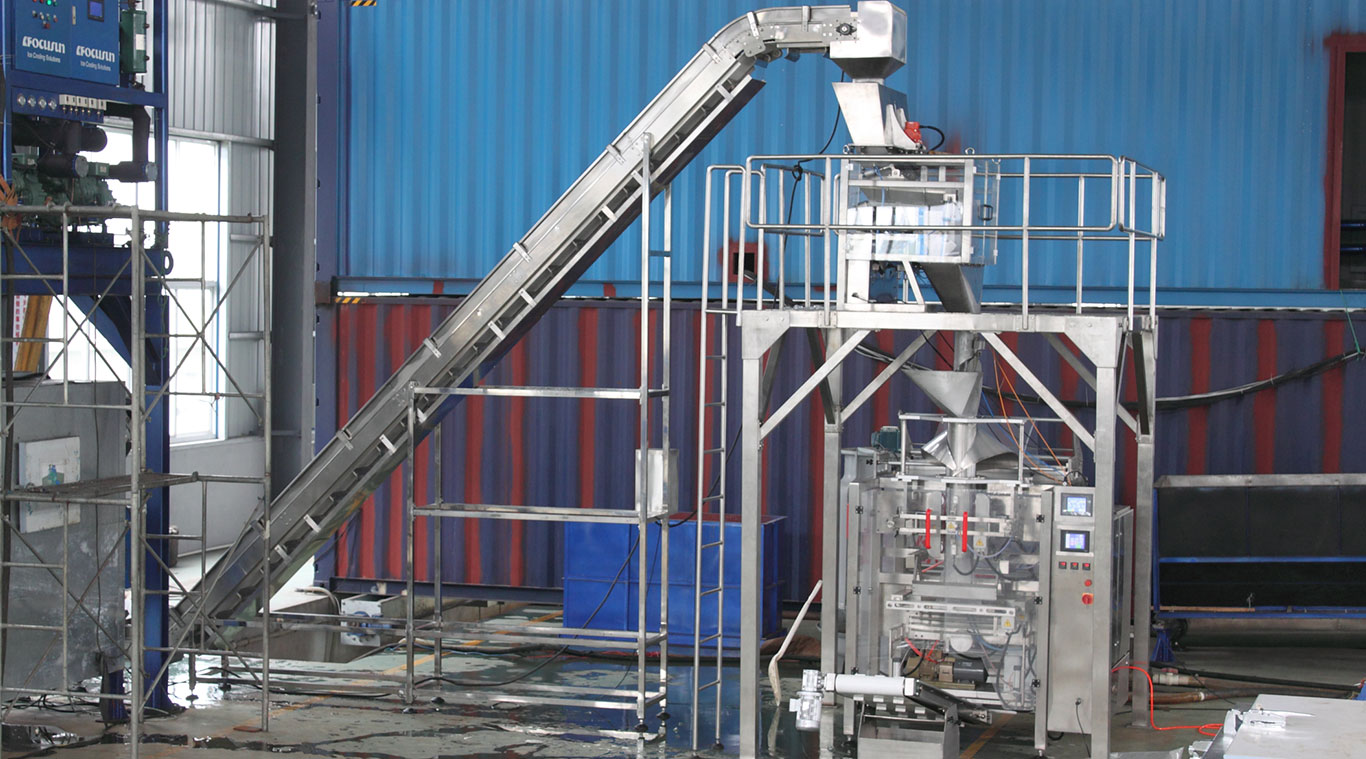 Fully-automatic ice packaging machine