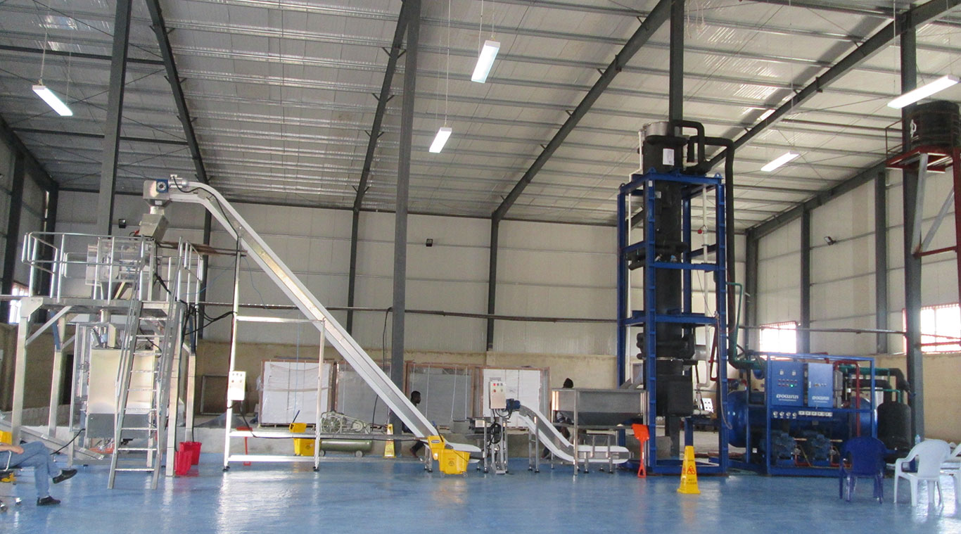 Fully-automatic ice packaging machine