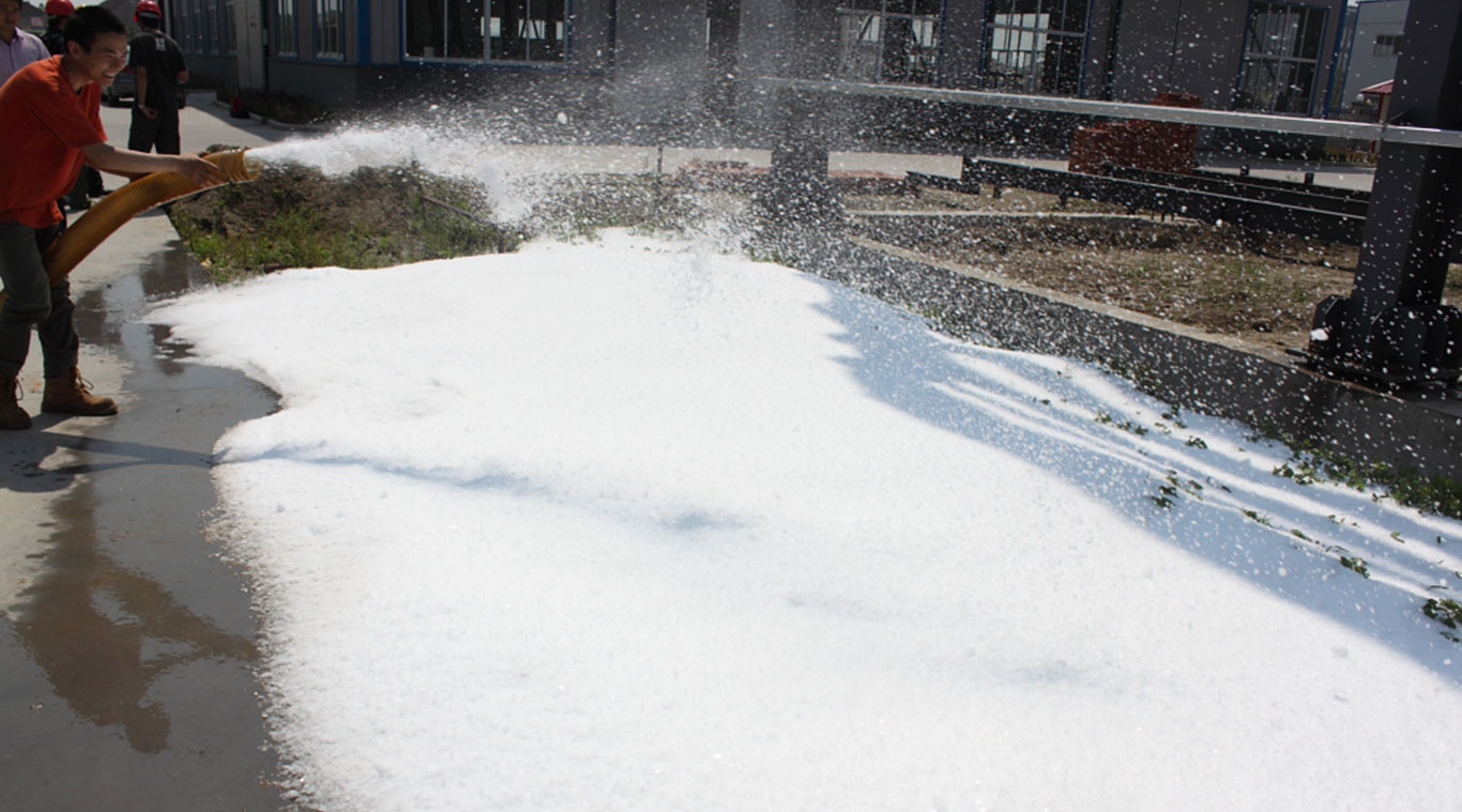 Skiing snow making machine