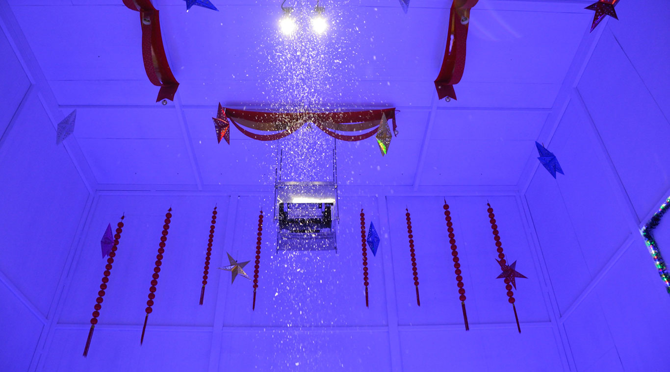 Scenery snow falling making machine