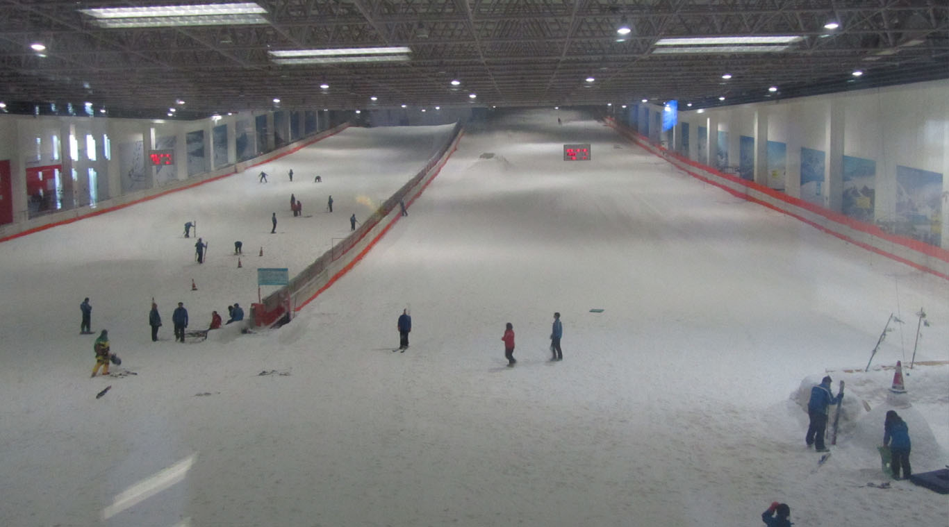 Skiing snow making machine